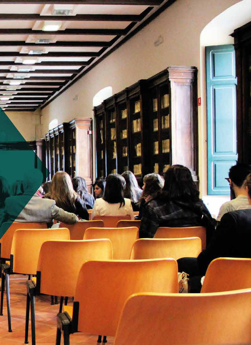 Sala de capacitación con asistentes