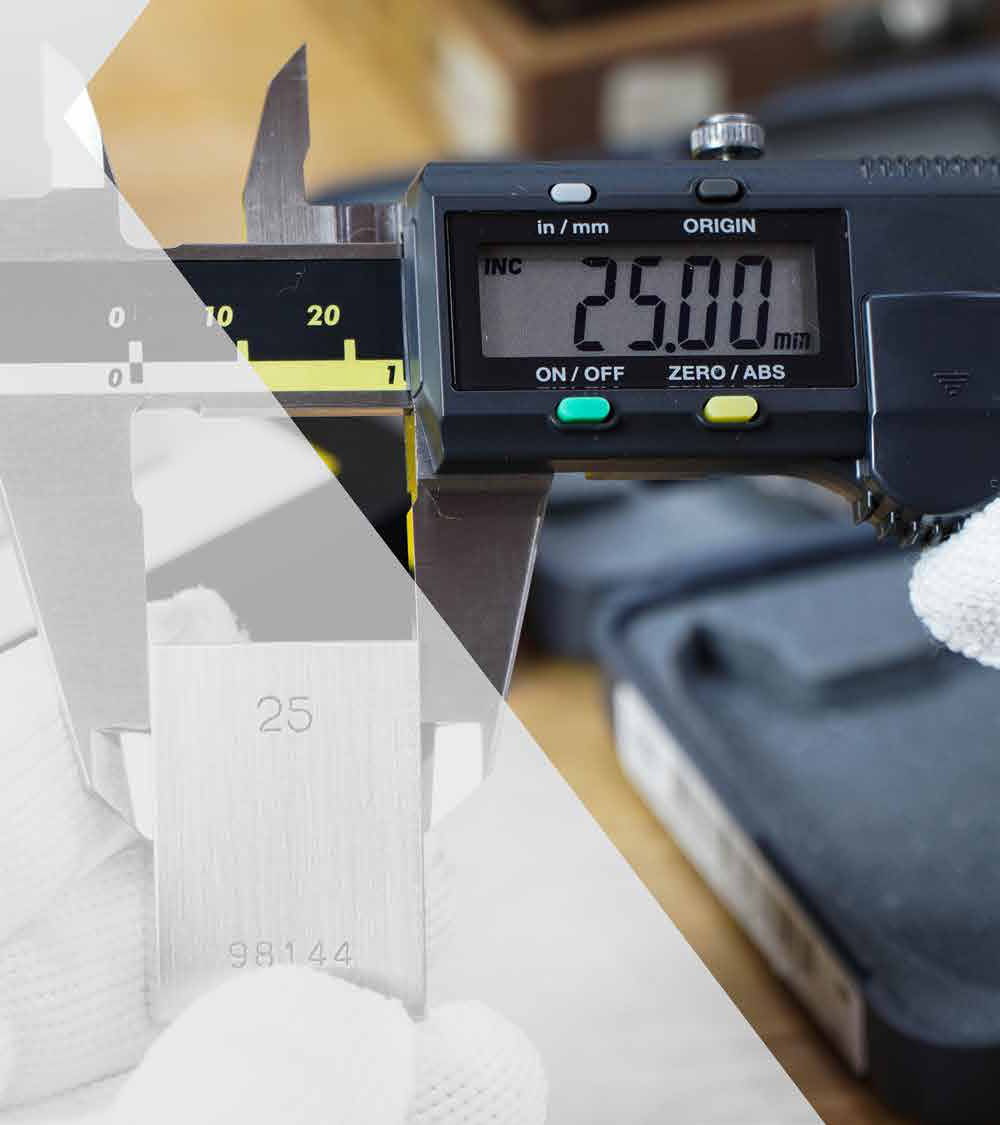 Calibrador digital midiendo un bloque patrón de 25 mm